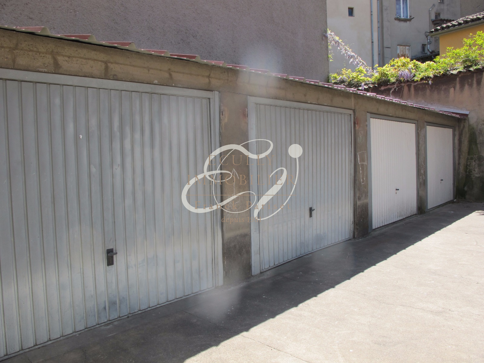 location Location 69005 LYON 5ème garage fermé dans une cours