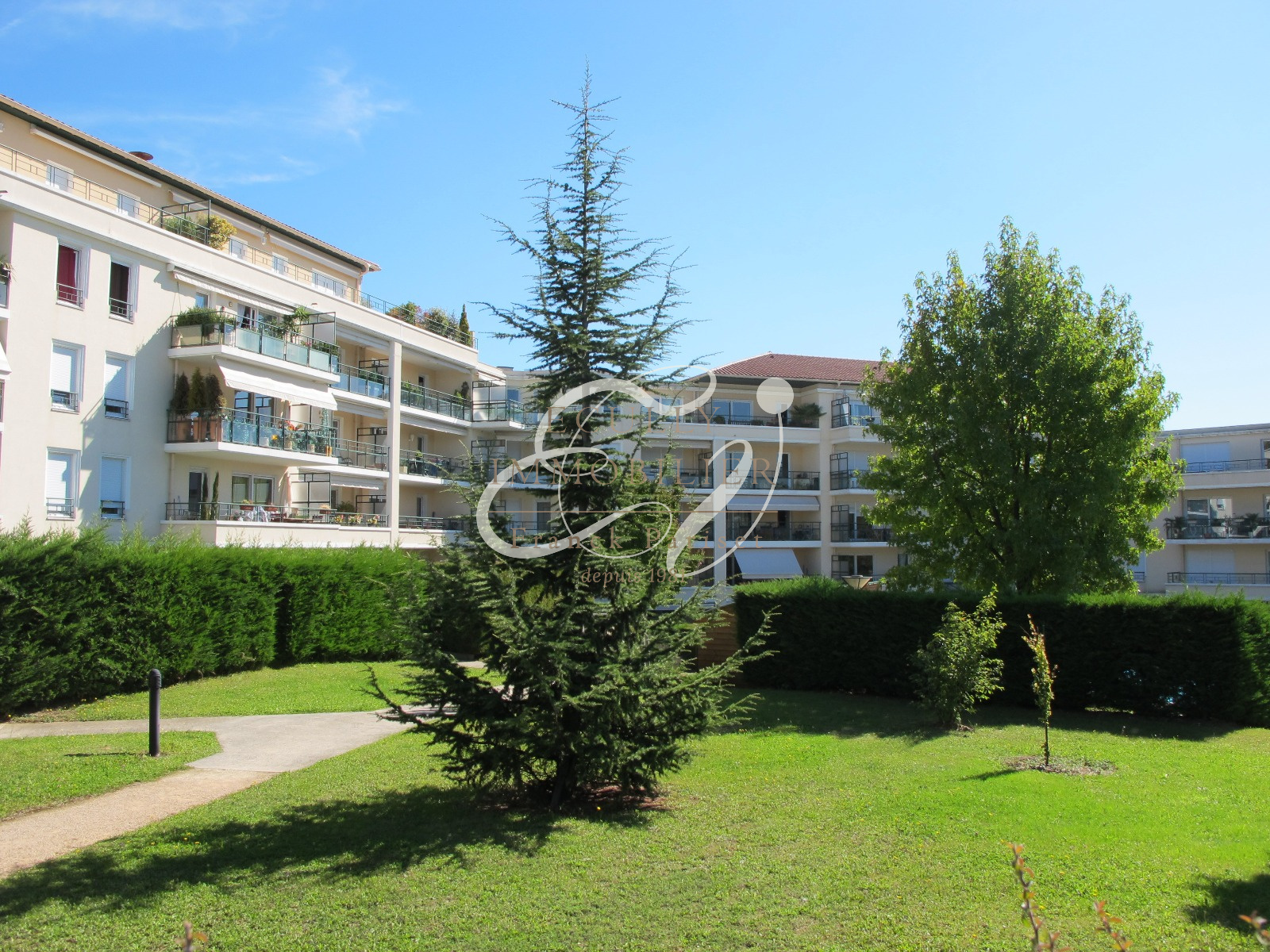 location Location Ecully 69130 Appartement T3 dans résidence de standing avec piscine