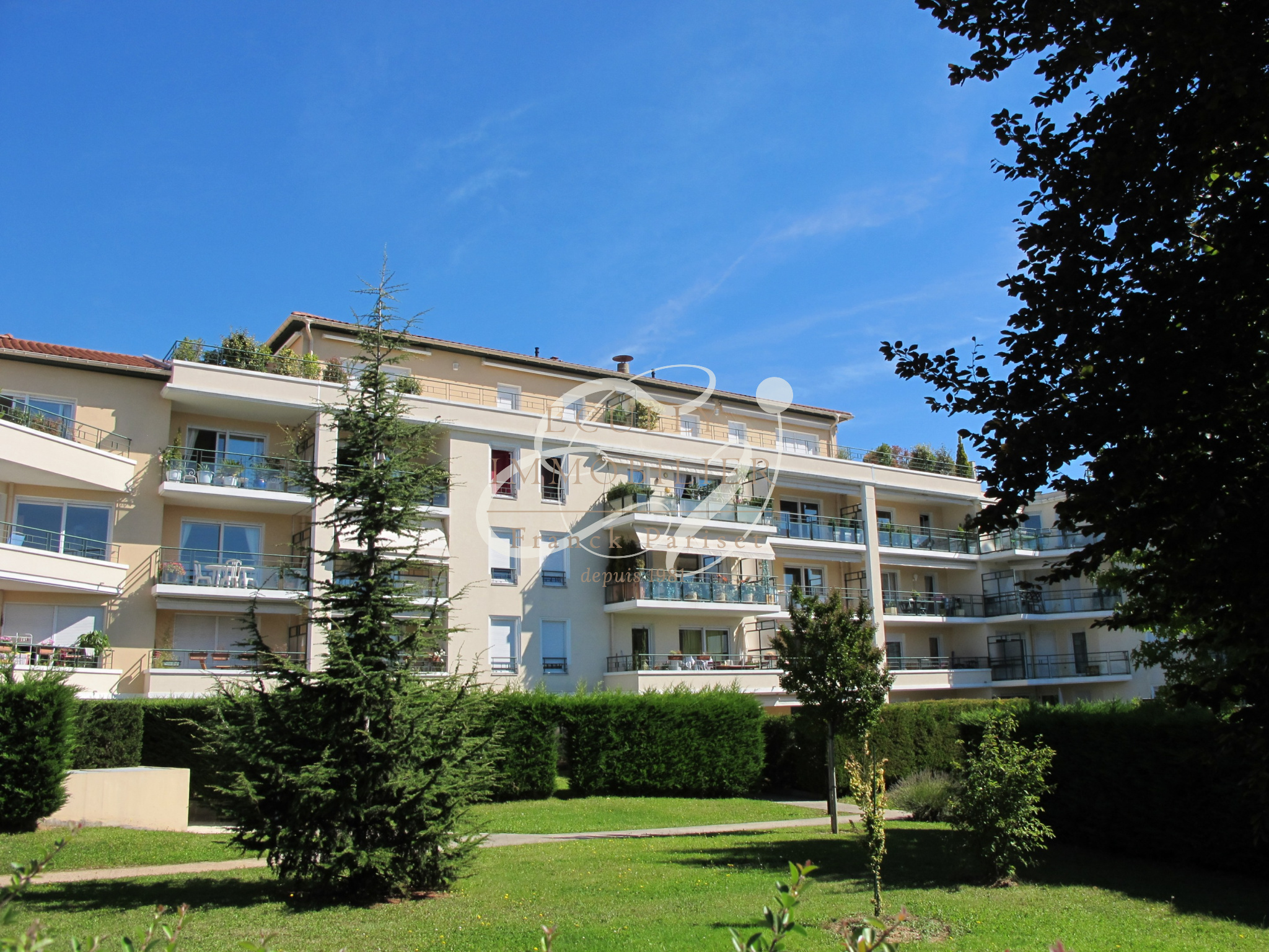 location Location Ecully 69130 Appartement T3 dans résidence de standing avec piscine