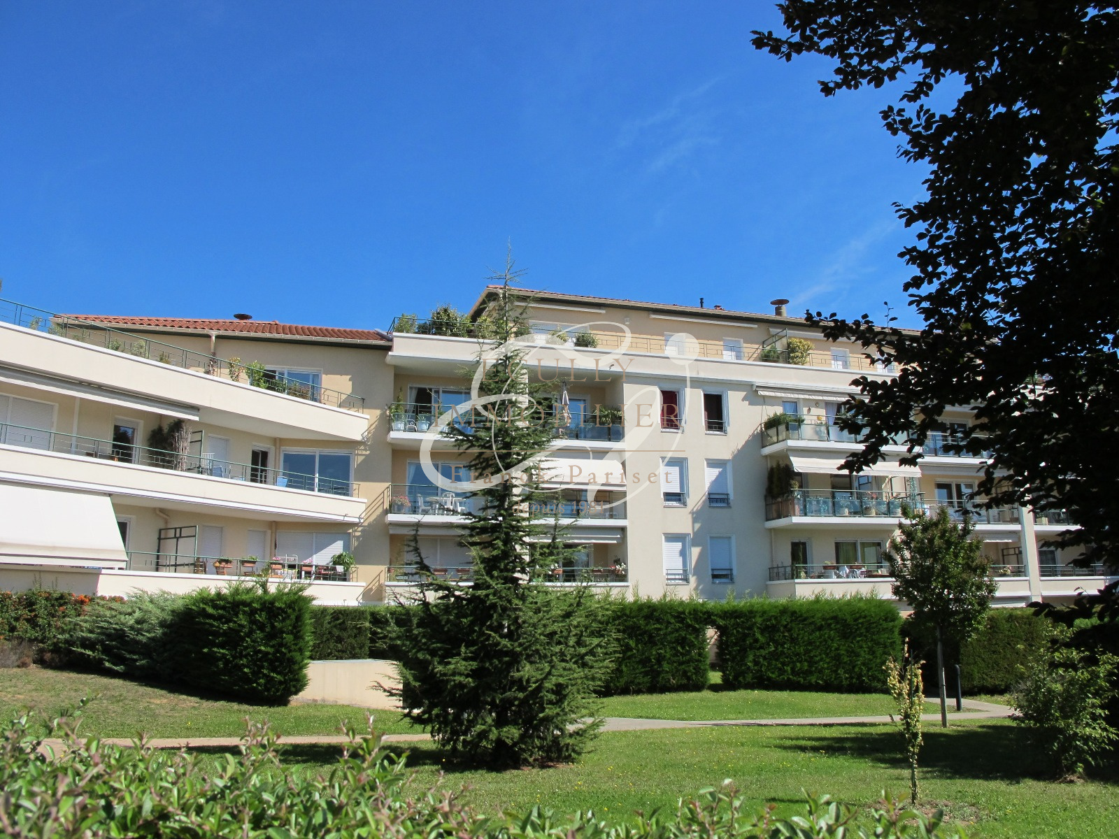 location Location Ecully 69130 Appartement T3 dans résidence de standing avec piscine